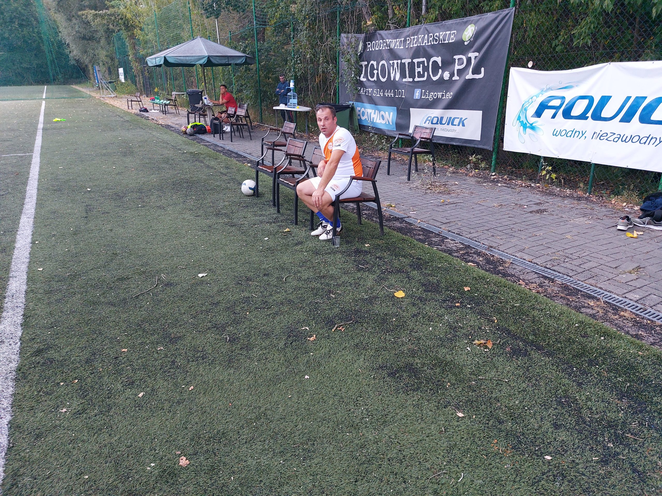 Mecz sparingowy 2022r. Grzegorz czeka na wejście na boisk.